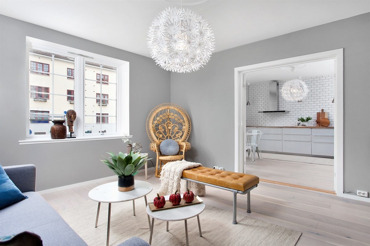 Lekker stue med doble fløydører inn mot spisekjøkkenet. Galleribilde