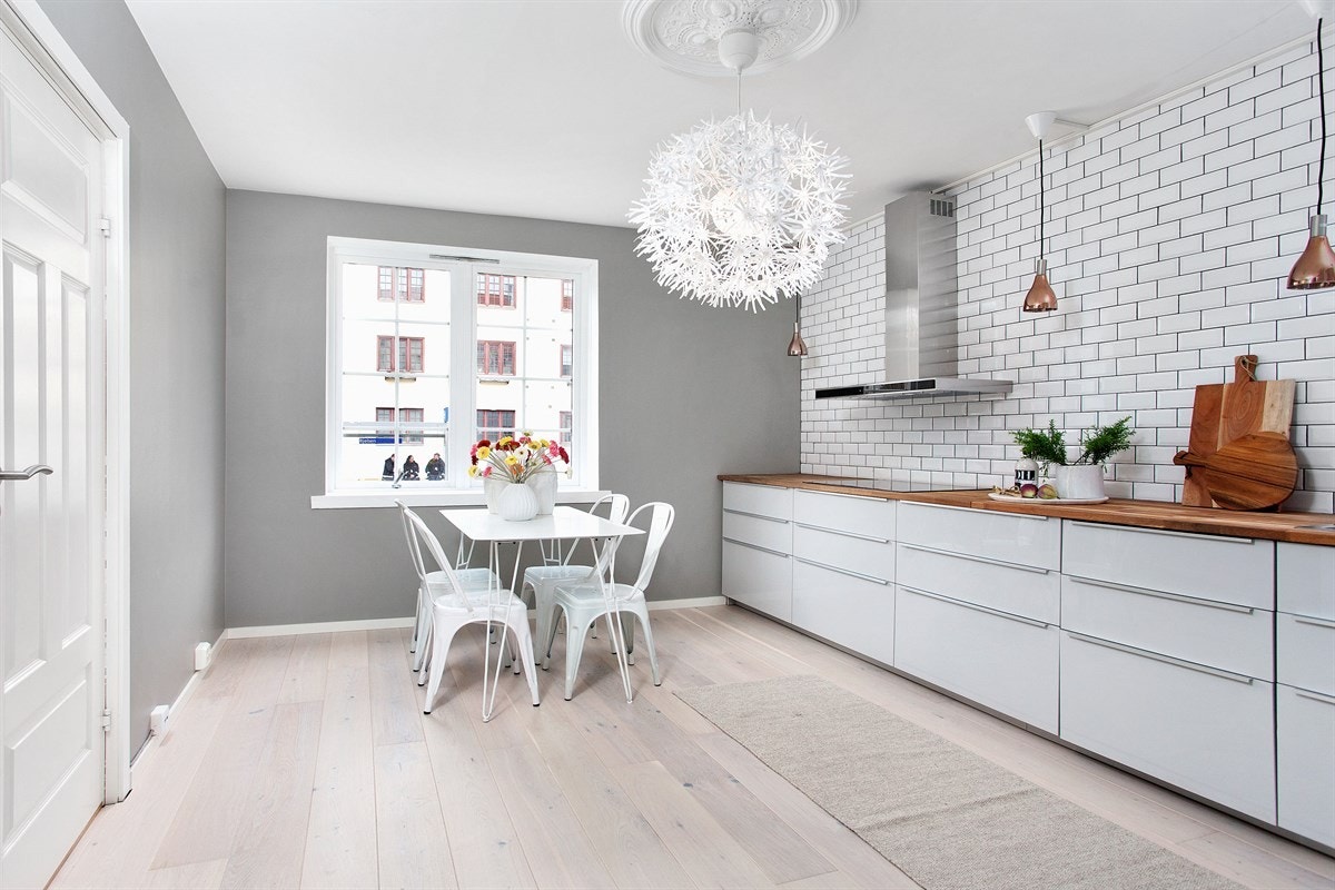 Kjøkkenet har integrert dampovn, stekeovn, 80 cm induksjonstopp, oppvaskmaskin og kjøle- og fryseskap. Galleribilde