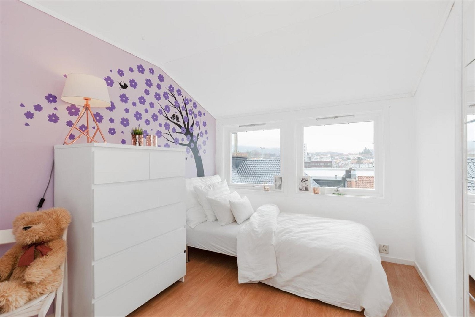 Soverom 1. Pent soverom med skyvedørsgarderobe. Galleribilde