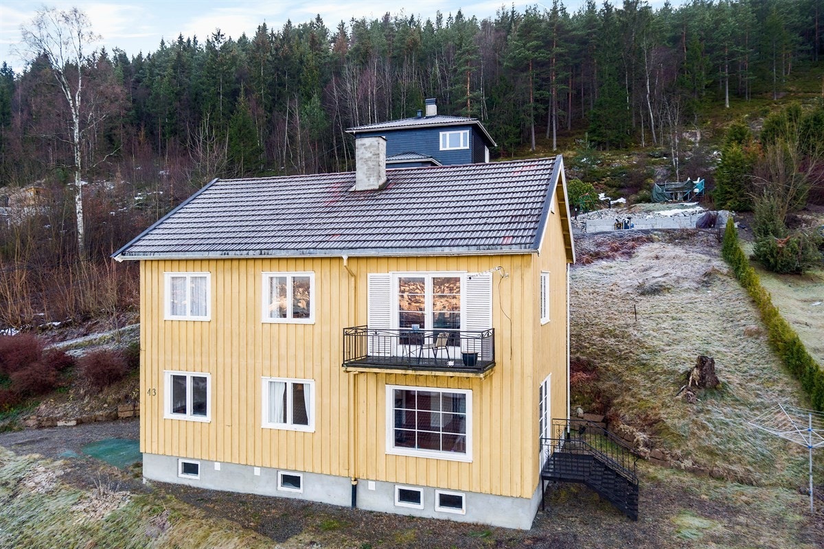 Området har nærhet til skoler, barnehager, offentlig kommunikasjon, samt et rikt utvalg av fasiliteter og servicetilbud. Galleribilde