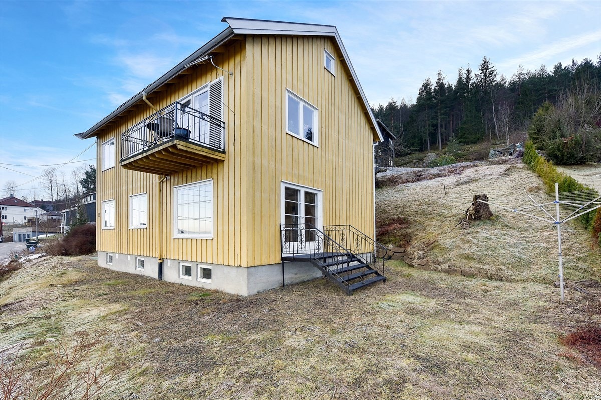 Hagen er opparbeidet med plen og diverse beplantning. Galleribilde