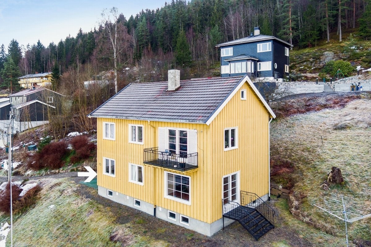 Privatmegleren ved John Granly Steen og Katrine Sunde har gleden av å presentere denne sjarmerende 4-roms eierleiligheten med tilhørende hele kjelleren med stort potensial beliggende på Strømsåsen/Danvik i Drammen kommune. Hele tomannsboligen kan kjøpes! Galleribilde