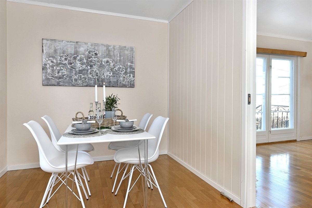 Hyggelig spisebord mellom stue og kjøkken eller seng. Galleribilde