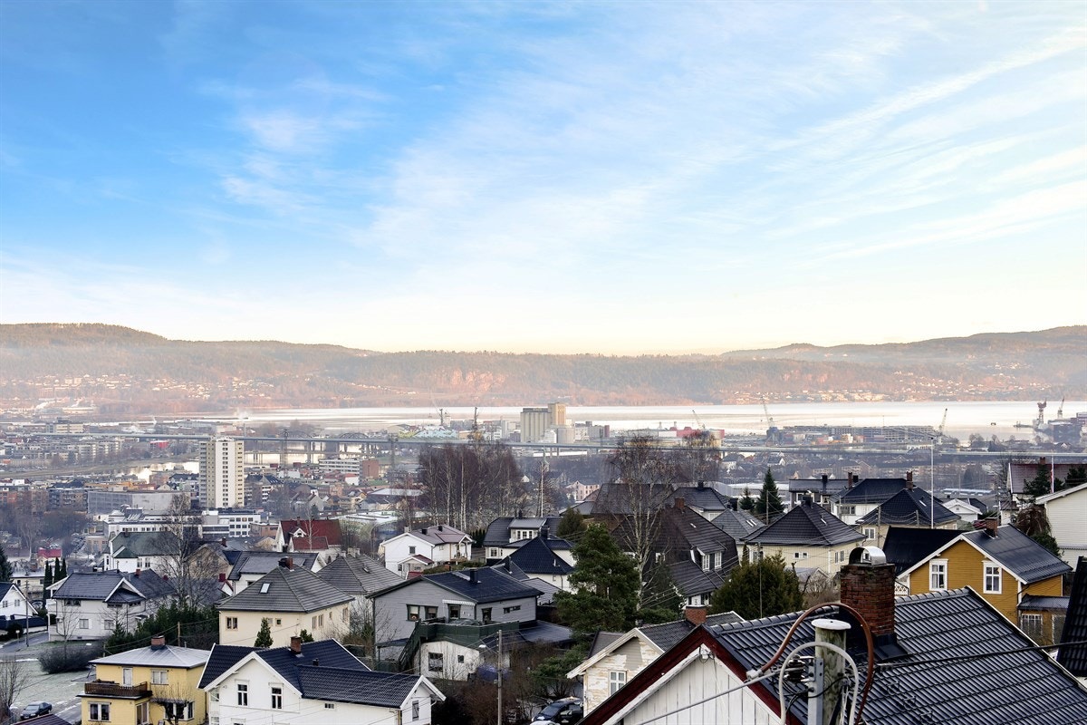 Eiendommen har en fantastisk utsikt over Drammen og Lierdalen. Galleribilde