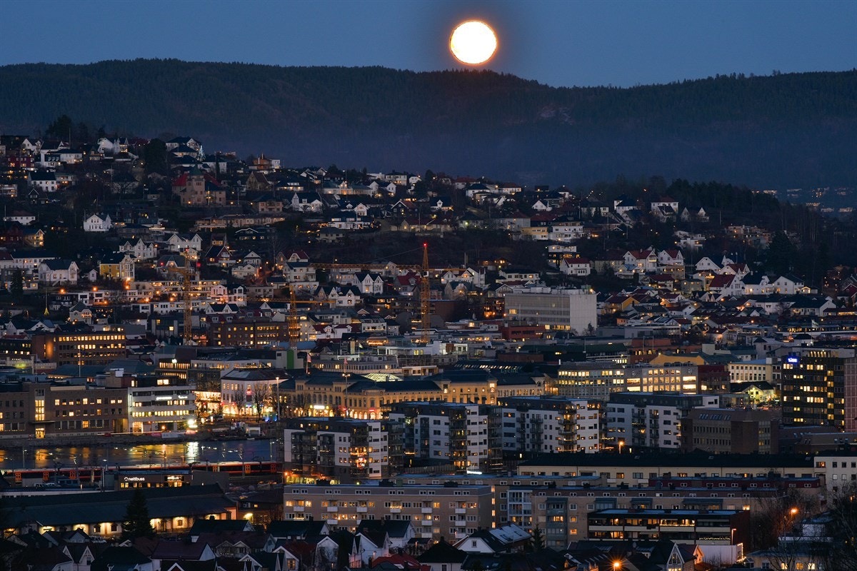 Eiendommen ligger på en solfylt felles eiet tomt med fantastisk utsikt. Ingen felleskostnader eller fellesgjeld. Galleribilde