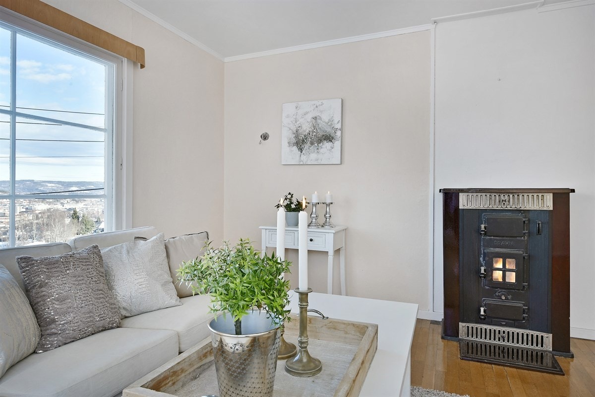 Stuen har en vedkamin som sørger for ekstra varme og hygge. Galleribilde