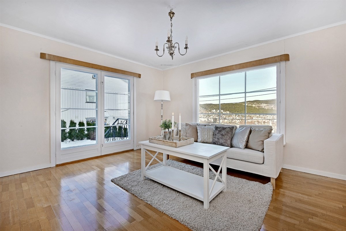 Leiligheten har en koselige stue. Galleribilde