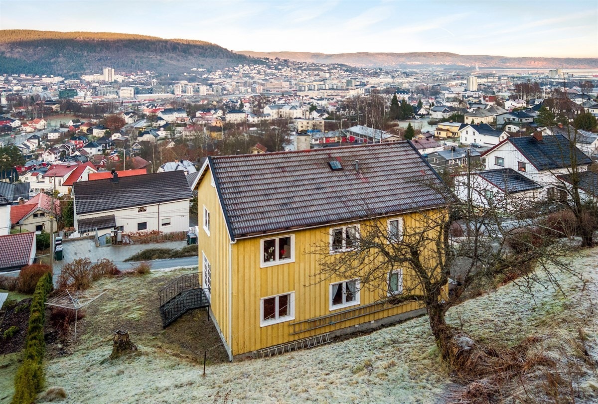 Det er parkering på eiendommens tomt. Galleribilde