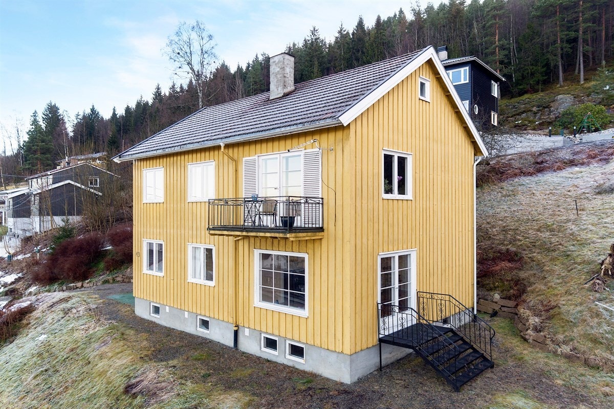 Tomannsbolig ligger i et sentralt og barnevennlig boligområde i Strømsåsen/Danvik i Drammen kommune. Galleribilde