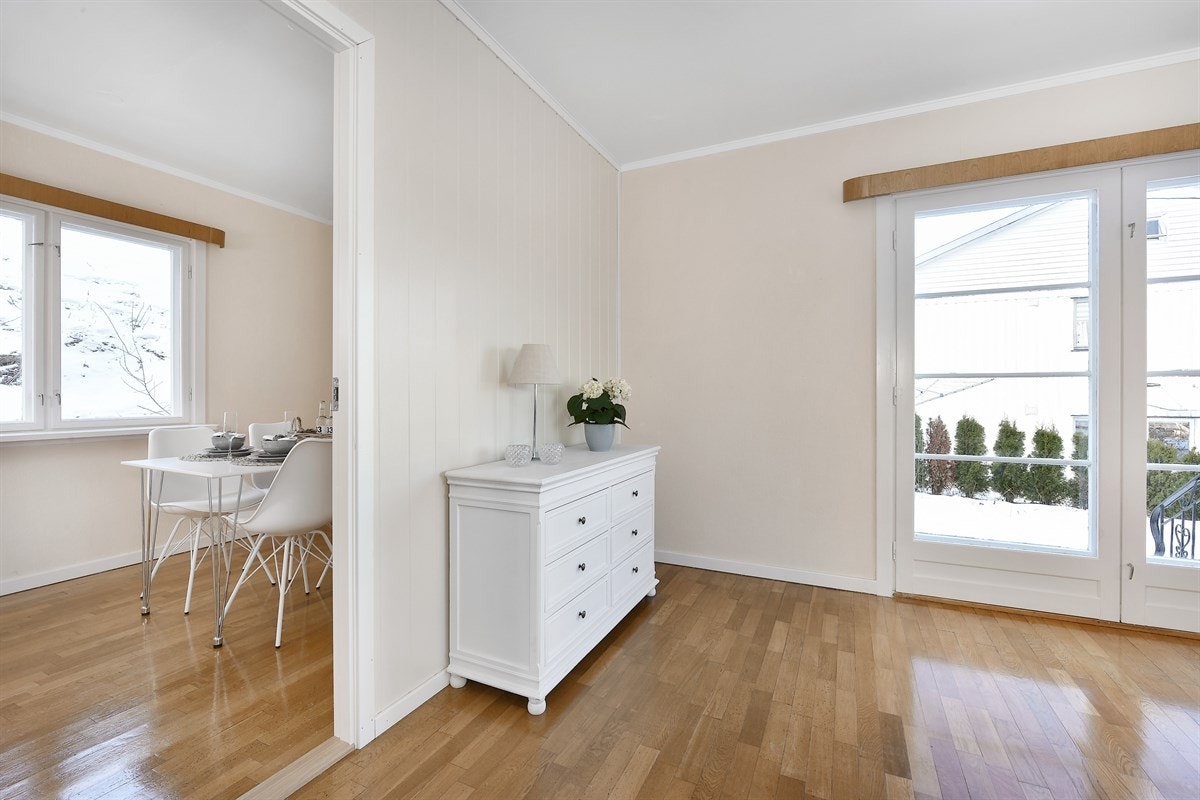 Videre har leiligheten en spisestue/soverom1 mellom stue og kjøkken. Galleribilde