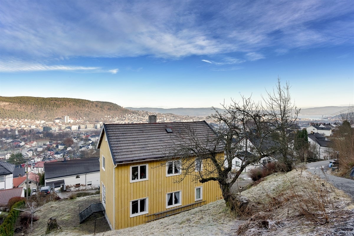 Beliggenheten er meget flott, høyt og fritt, noe som gir en fantastisk utsikt over Drammen, fjorden og Lierdalen. Galleribilde