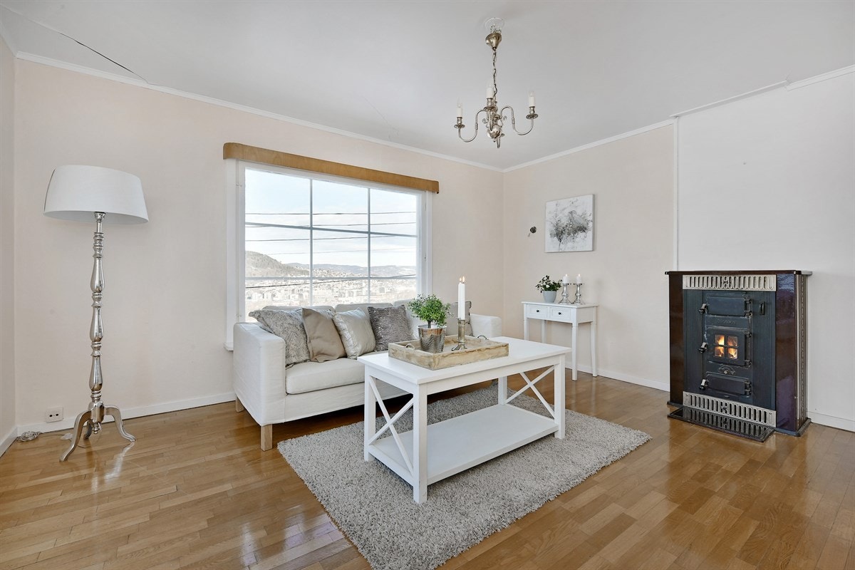 Stuen får rikelig med gjennomlys fra store vinduer som også ivaretar utsikten. Galleribilde