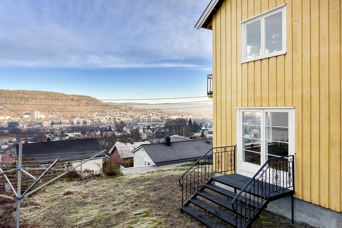 Fra stuen er det utgang til privat hagedel via tofløyet terrassedør. Galleribilde