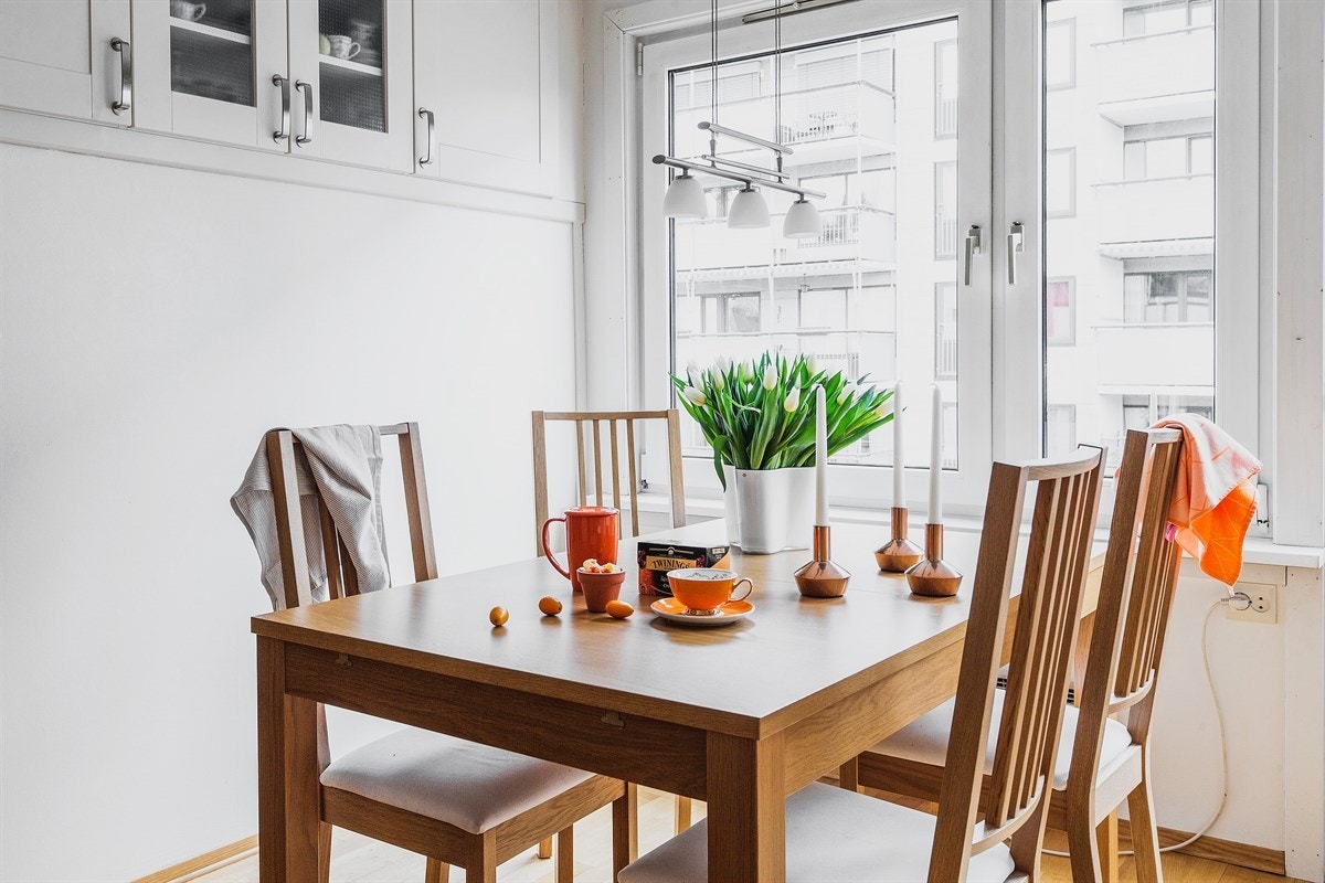 Kjøkkenet er mer enn stort nok både for matlaging og sammenkomster rundt spisebordet. Galleribilde