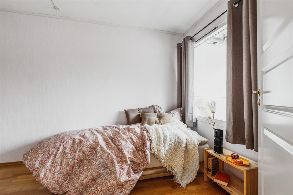 Ett av soverommene har adkomst fra stuen, de øvrige to fra entréen. Galleribilde