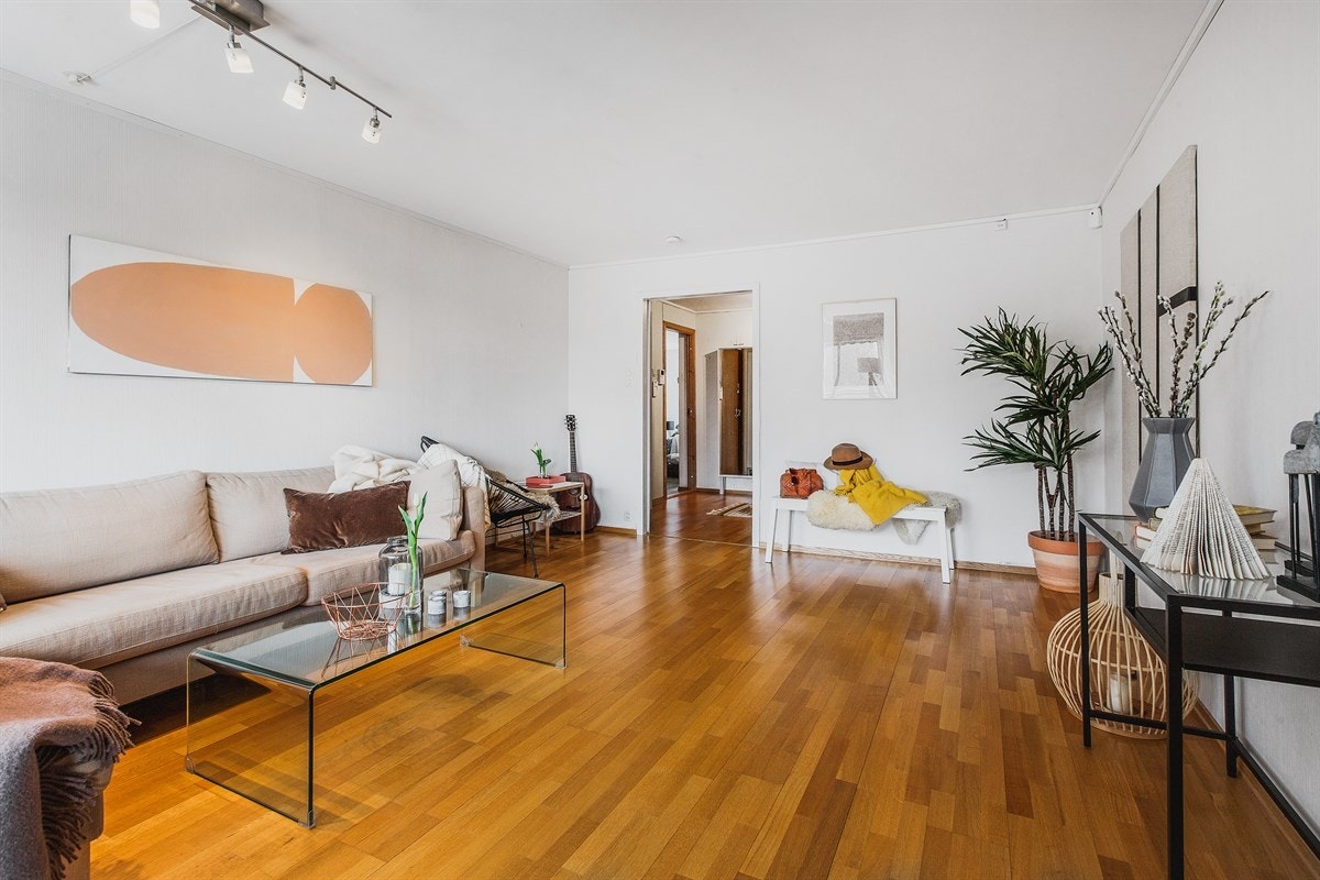 Stuen er romslig og kan gjerne møbleres med to individuelle sittegrupper. Galleribilde