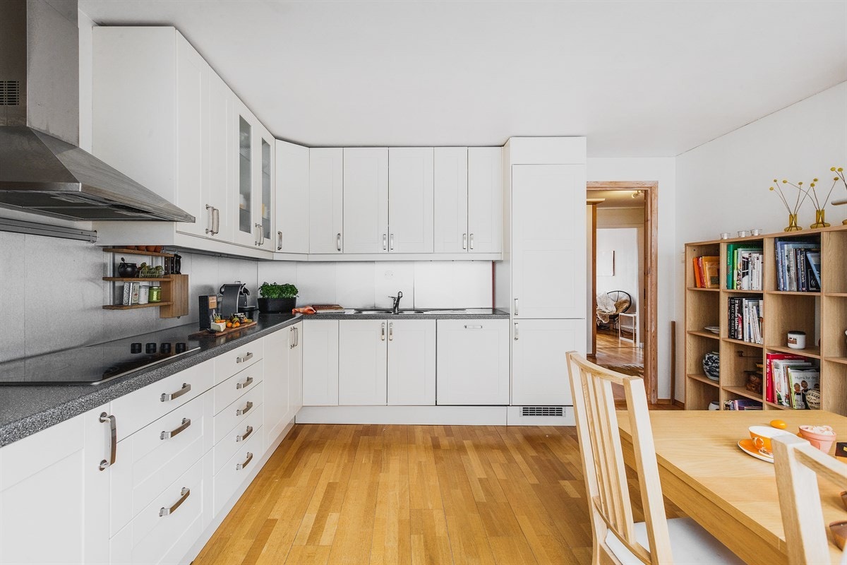 Kjøkkeninnredningen er en helhetlig utformet løsning fra IKEA med tidsmessig stilpreg og gode oppbevaringsmuligheter. Galleribilde