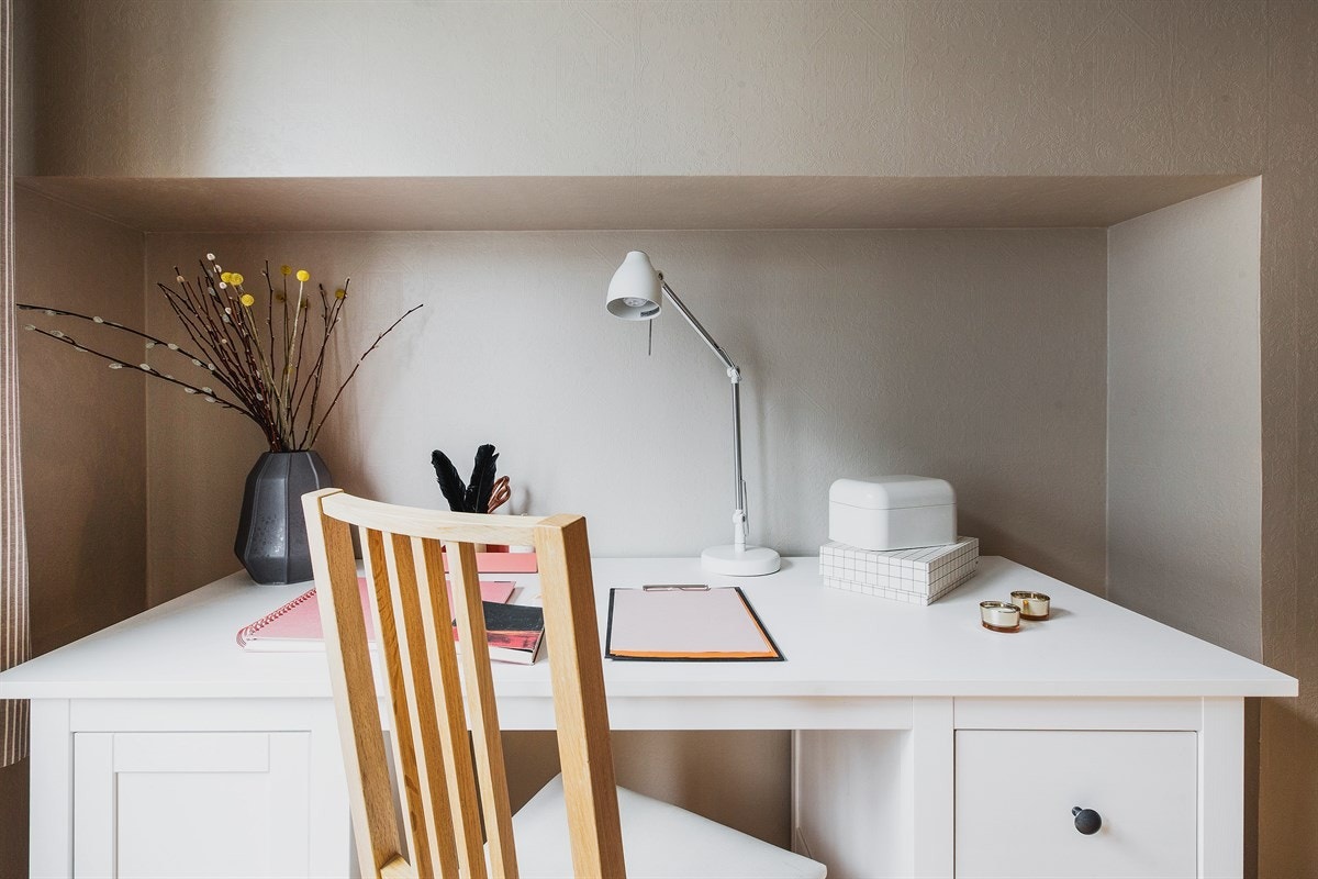 Veggflatene er i samtlige rom malt lyse og nøytrale. Galleribilde