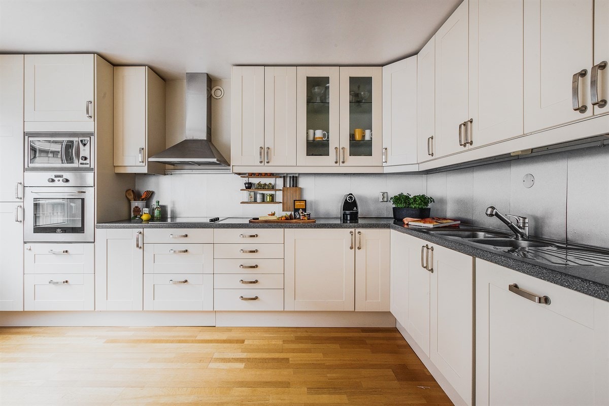 Innredningen er bruksvennlig utformet med mye benkeplass og stekeovn plassert i riktig arbeidshøyde. Galleribilde