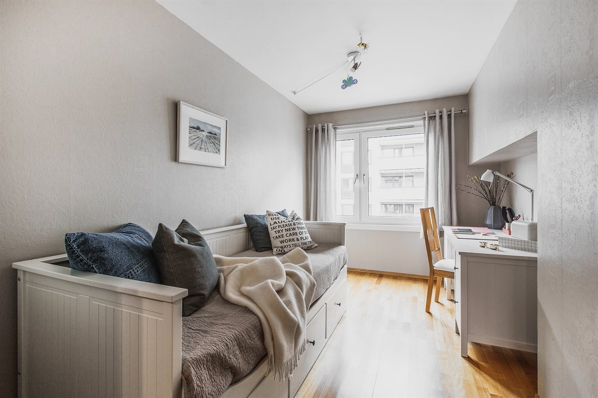 To av soverommene er velfungerende barnerom der familiens yngste får boltreplass i egne omgivelser. Galleribilde