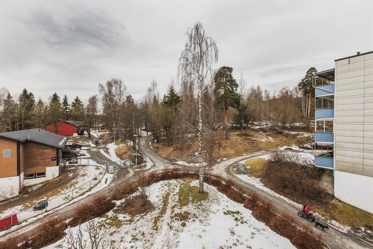 Plasseringen i høyden innebærer fint utsyn over de nærmeste omgivelsene. Galleribilde