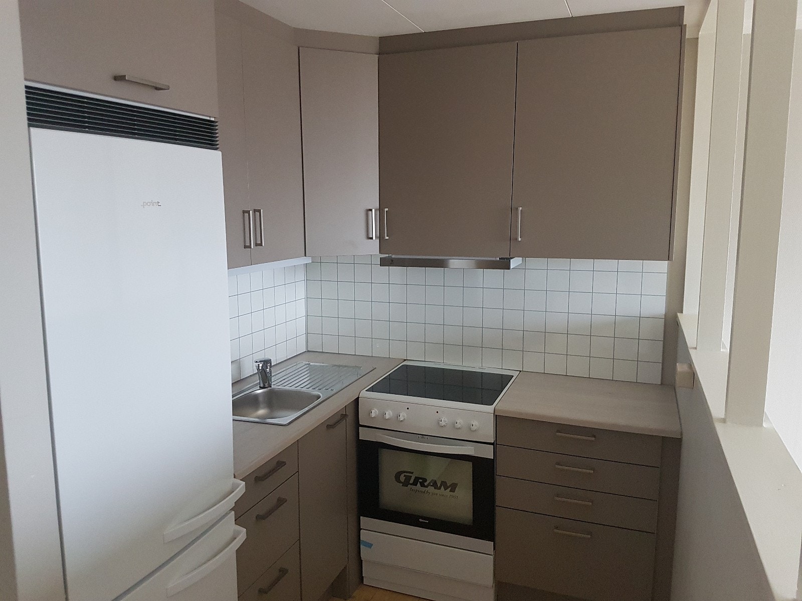 Nytt kjøkken med hvitevarer Galleribilde