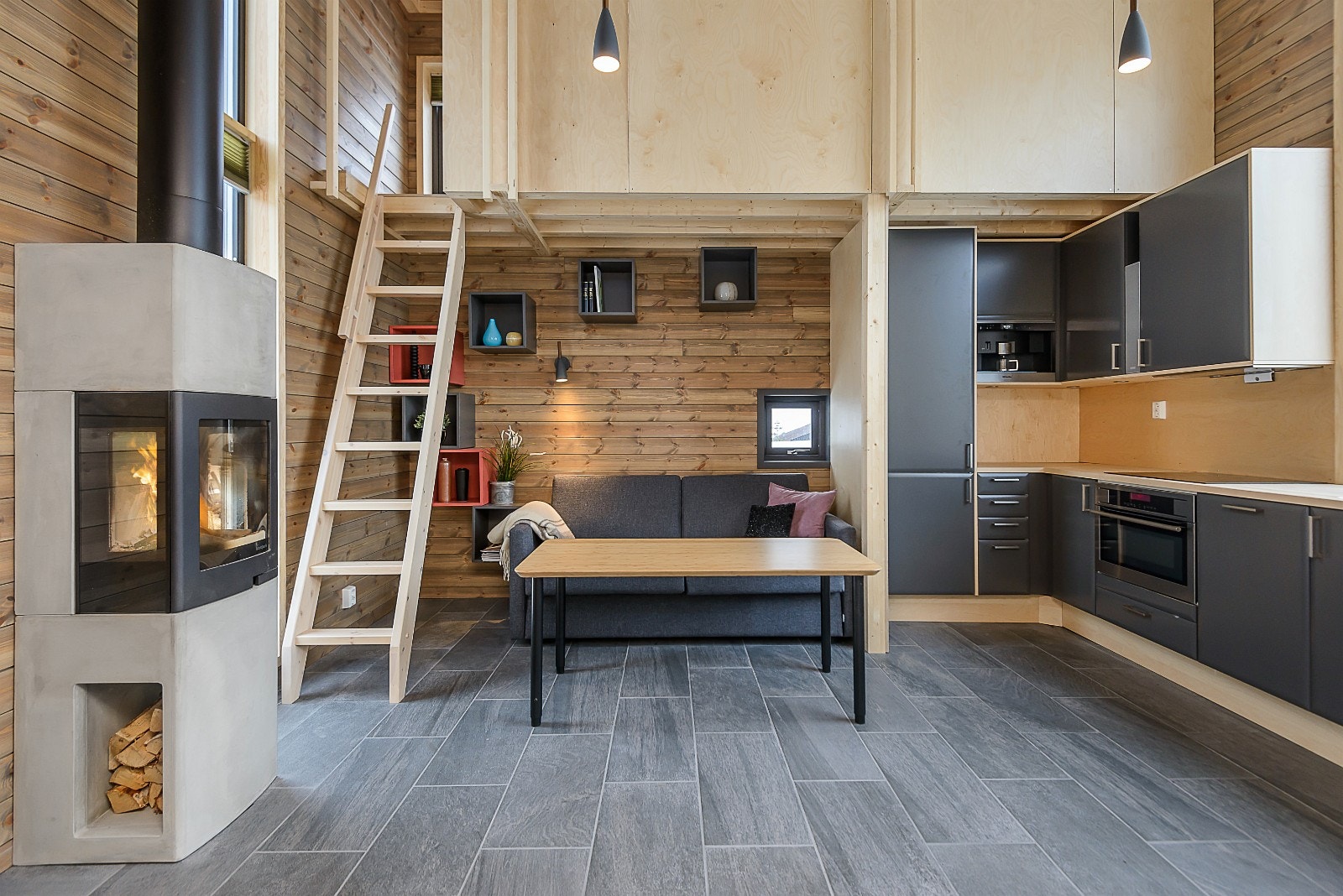 Stue/kjøkken sett fra entre`/gang. Bilde fra visningshytte. Galleribilde