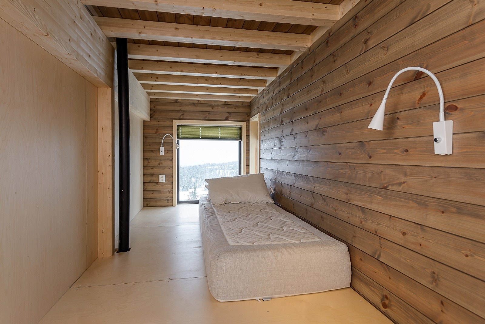 Sovealkove/hems med vindu som gir innslipp av lys. Bilde fra visningshytte. Galleribilde