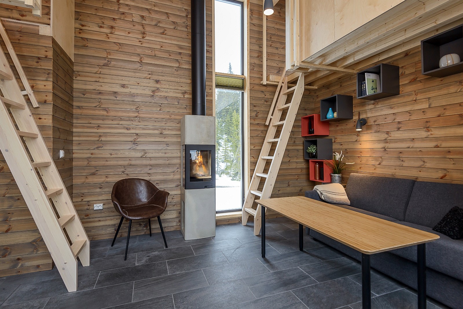 Fra stiger er det adkomst til sovealkover/hemser. Bilde fra visningshytte. Galleribilde