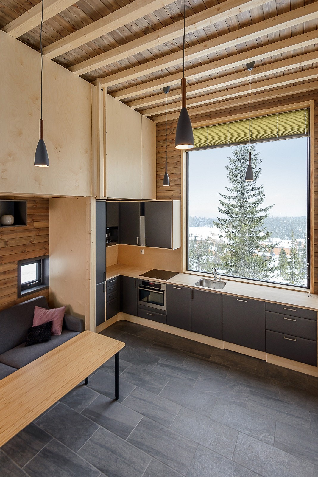 Kjøkken med fantastisk utsyn gjennom store vinduer. Bilde fra visningshytte. Galleribilde