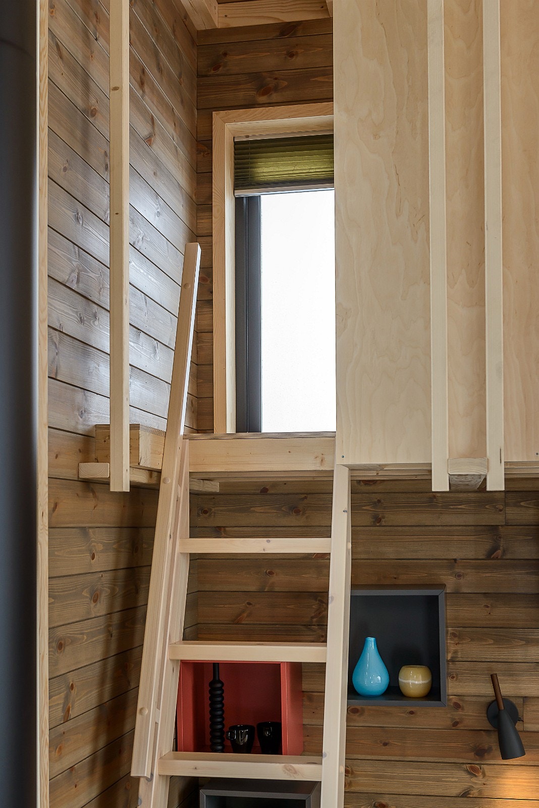 Stige opp til sovealkove/hems. Bilde fra visningshytte. Galleribilde