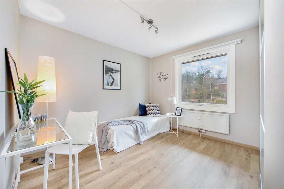 Skyvedørsgarderobe i 2 av soverommene. Garderobeskap på et av soverommene. Galleribilde