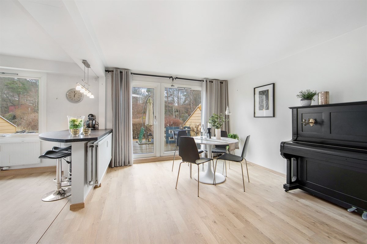 Fra stuen er det utgang til en vestvendt terrasse. Galleribilde