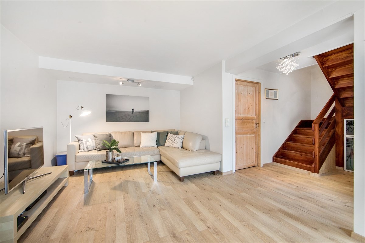 Stuen innehar god plass til sofaavdeling og tilhørende møblement. Det er laget en praktisk kontorplass i stuen (inn dør ved trappen) Galleribilde
