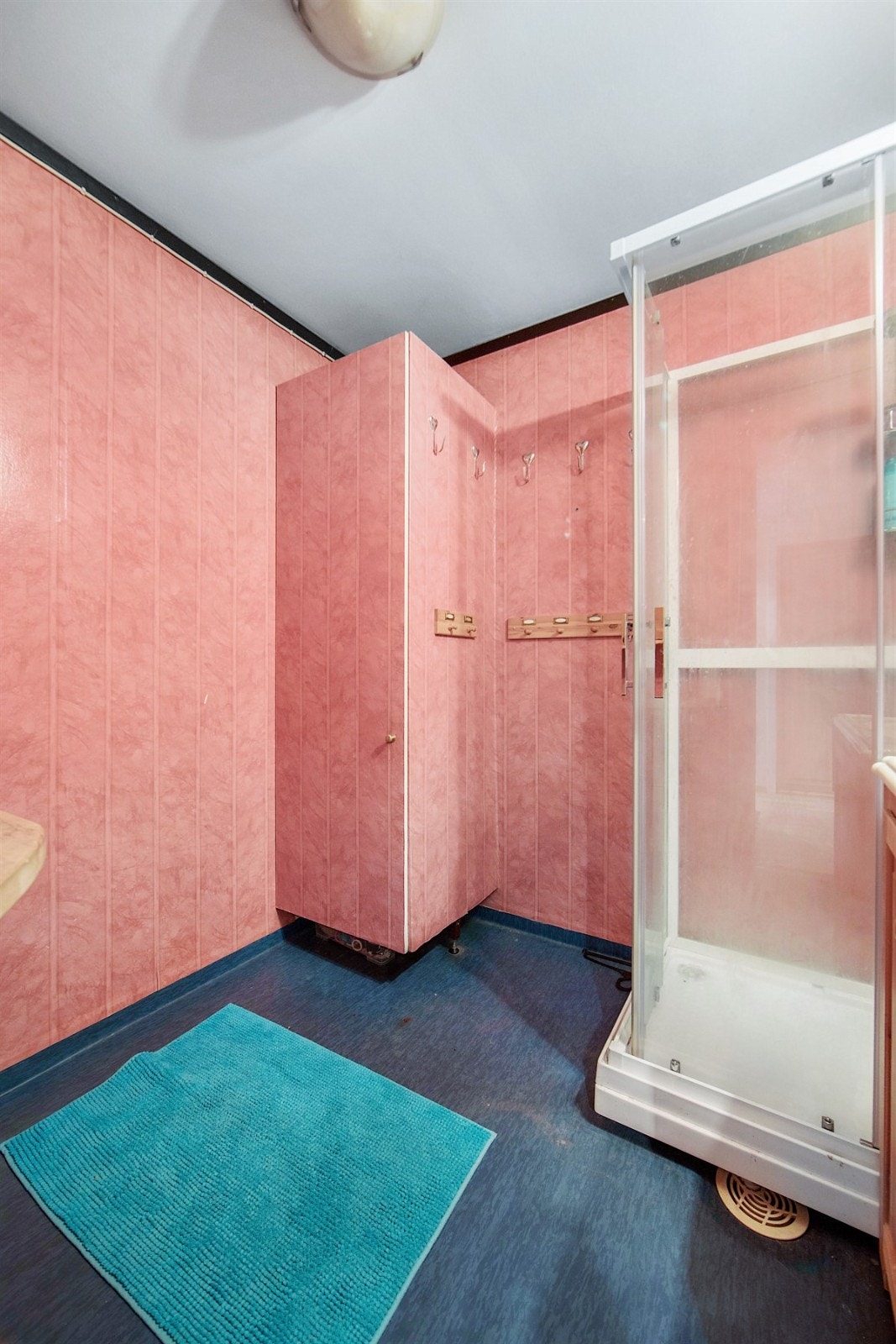 Badet er av eldre dato og har banebelegg på gulv, våtromstapet på vegger, Galleribilde