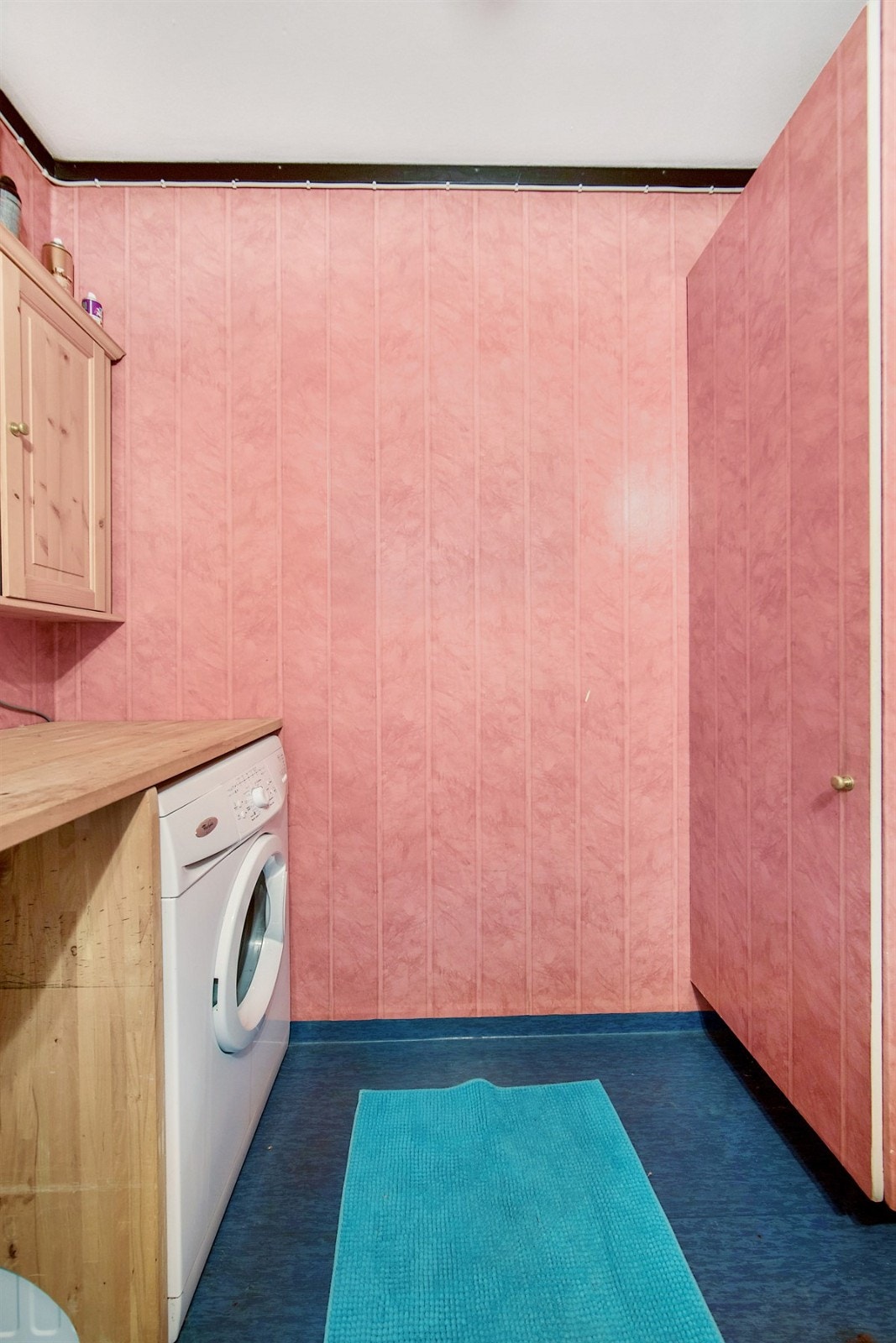 Arbeidsbenk over opplegg for vaskemaskin samt strømuttak for tørketrommel. Galleribilde