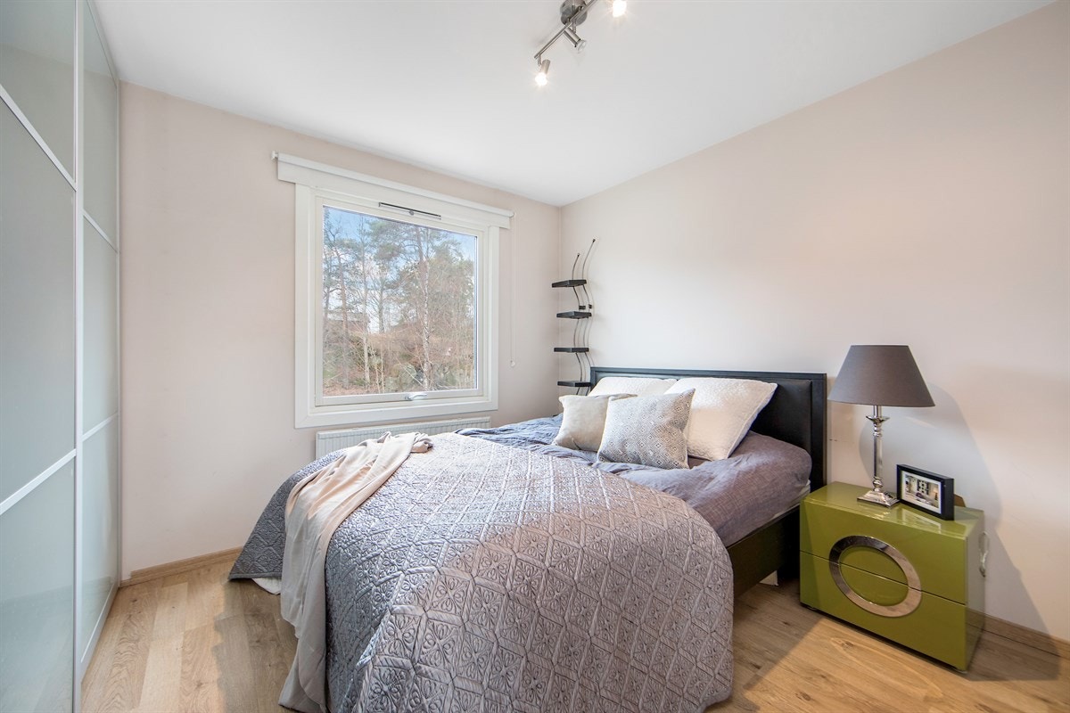 Det er tilsammen tre lyse og gode soverom. To av soverommene vender ut mot rolig grøntareal Galleribilde