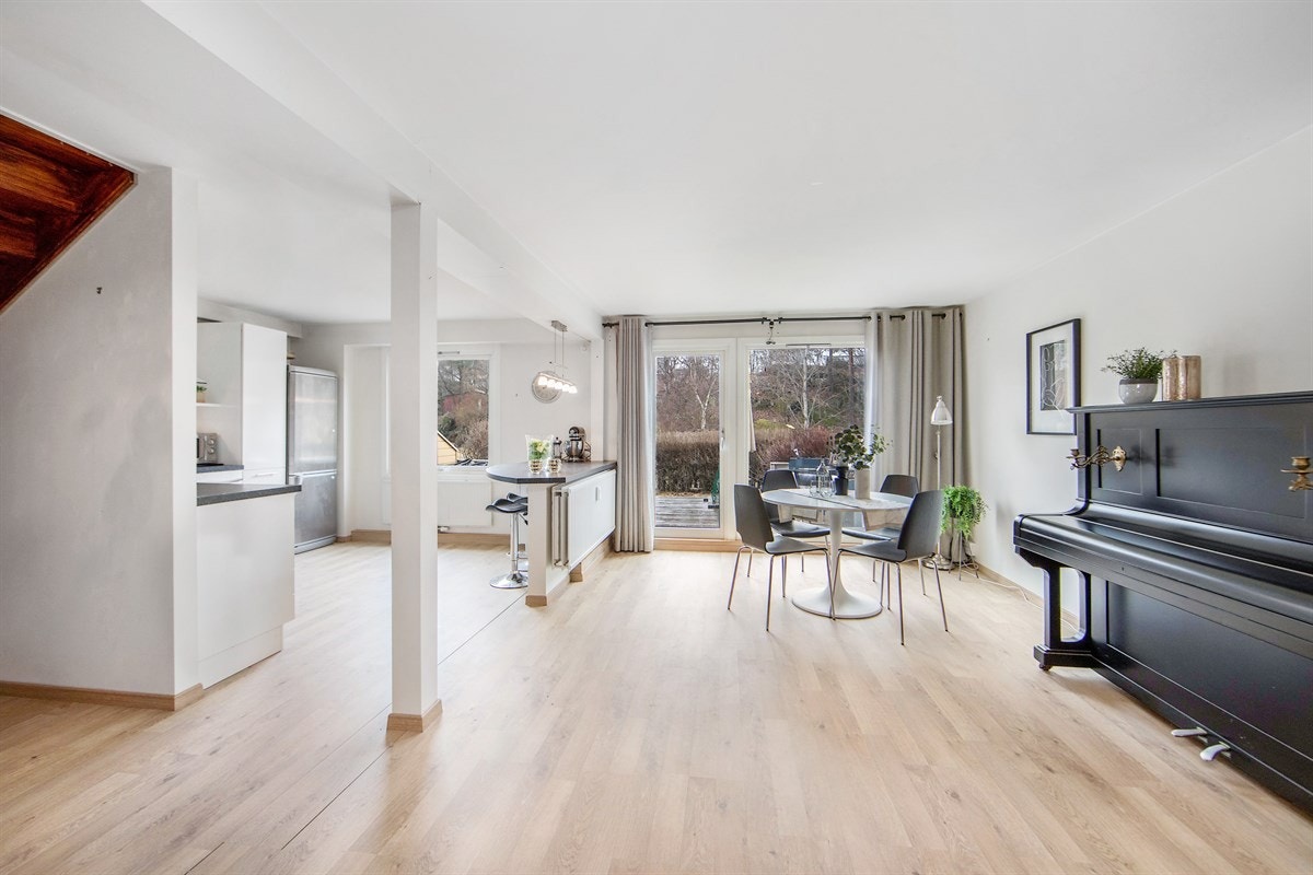 Boligen har en lys og lekker stue med store vindusflater som slipper inn rikelig med naturlig lys Galleribilde