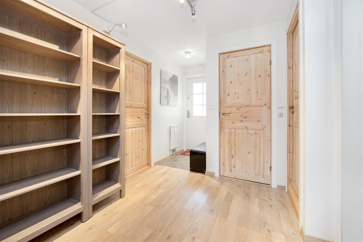 Gang/entré med god plass til oppbevaring av yttertøy og sko. Galleribilde