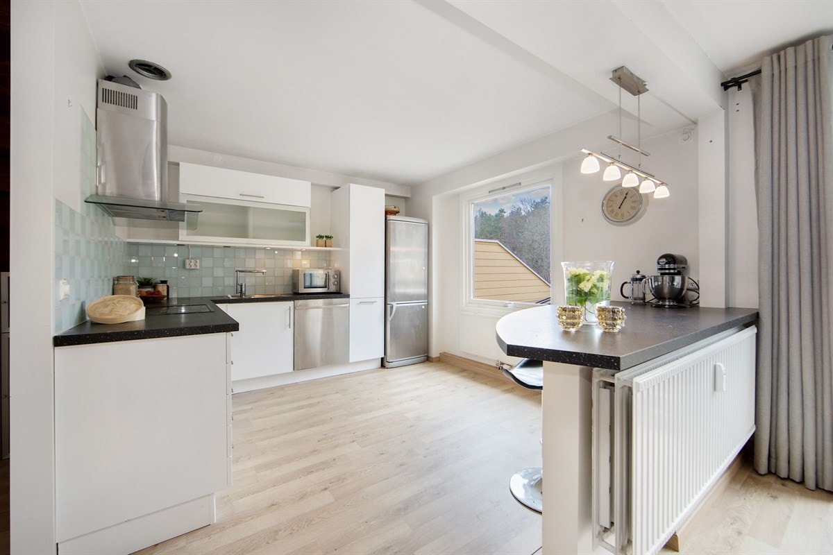 Tidløst kjøkken med god skap- og benkeplass Galleribilde