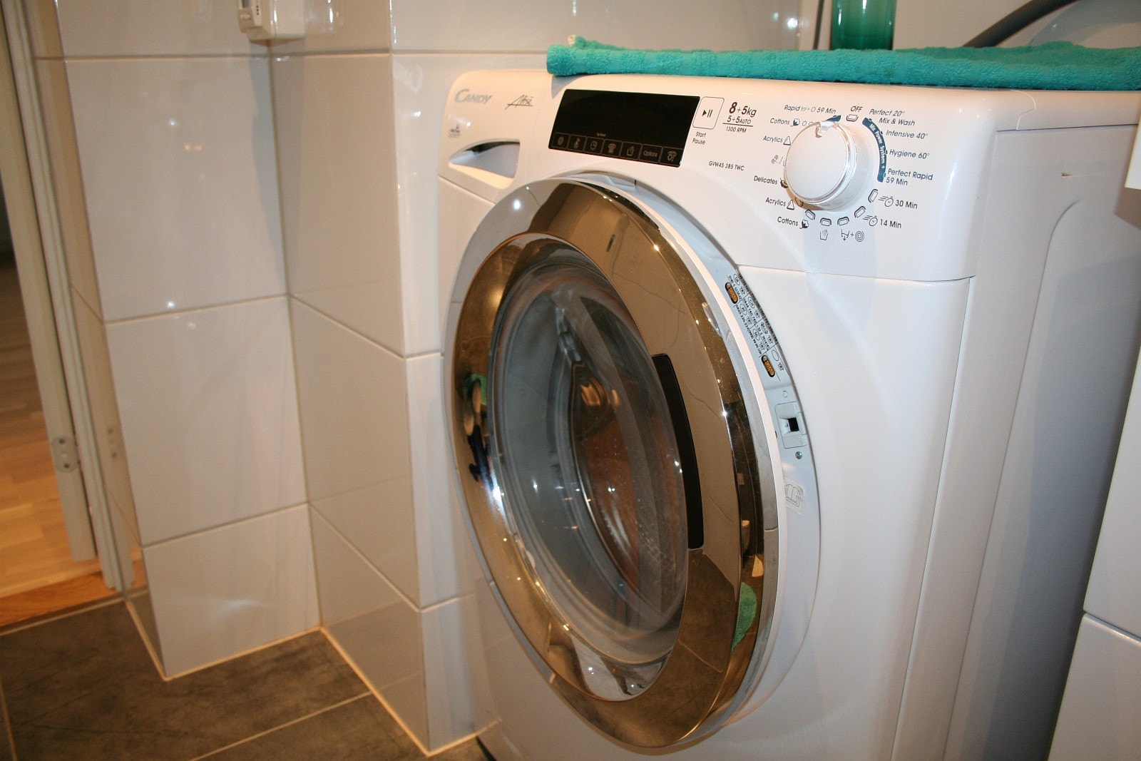 Vaskemaskin med vask og tørketrommel Galleribilde