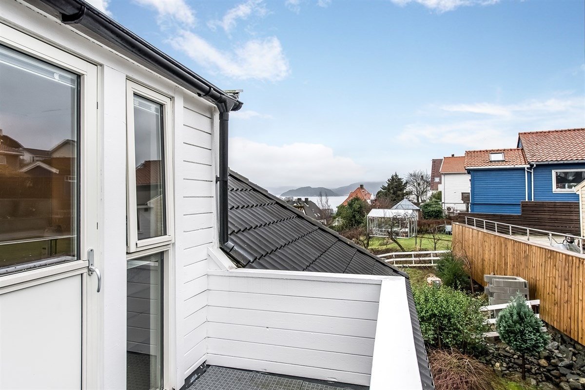 Solrik terrasse ut fra soverommet. Galleribilde