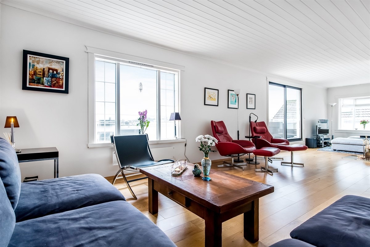 Stue med utgang til terrasse med fin utsikt. Galleribilde