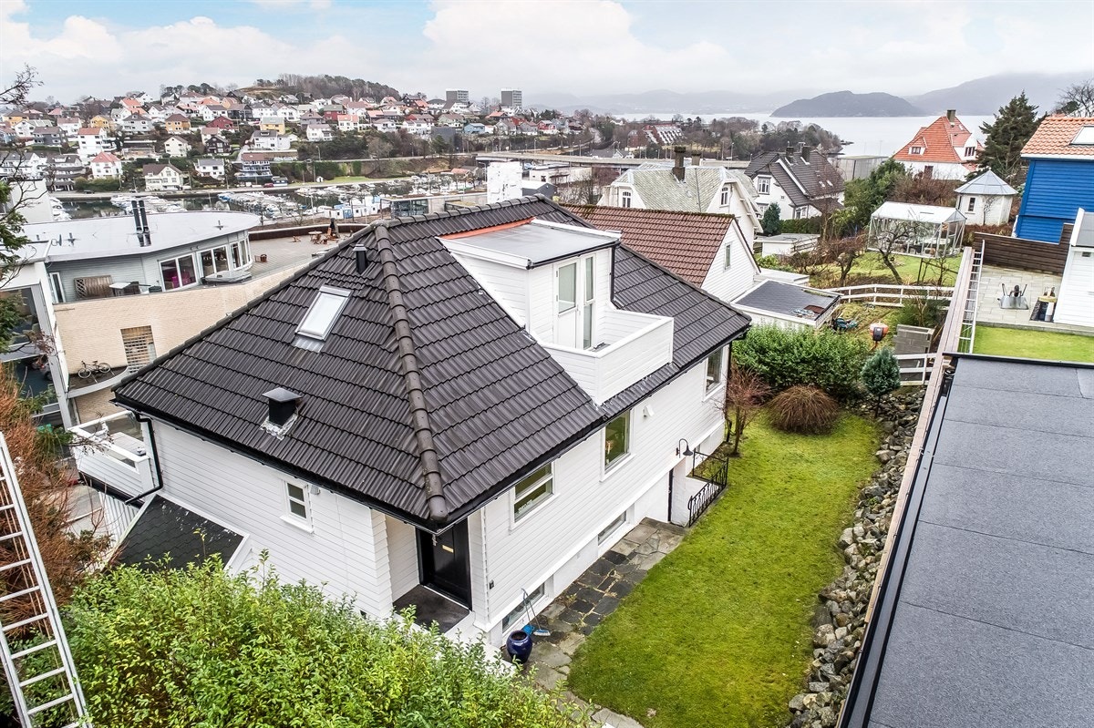 Her, i dette hus, kan du høre byens fjerne lyder, mens du høster epler fra treet i din vesle hage. Galleribilde