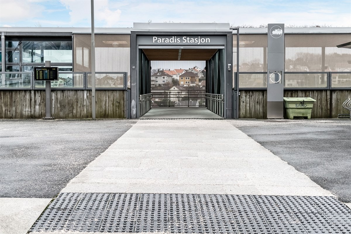 Paradis Togstasjon i kort avstand fra boligen. Galleribilde