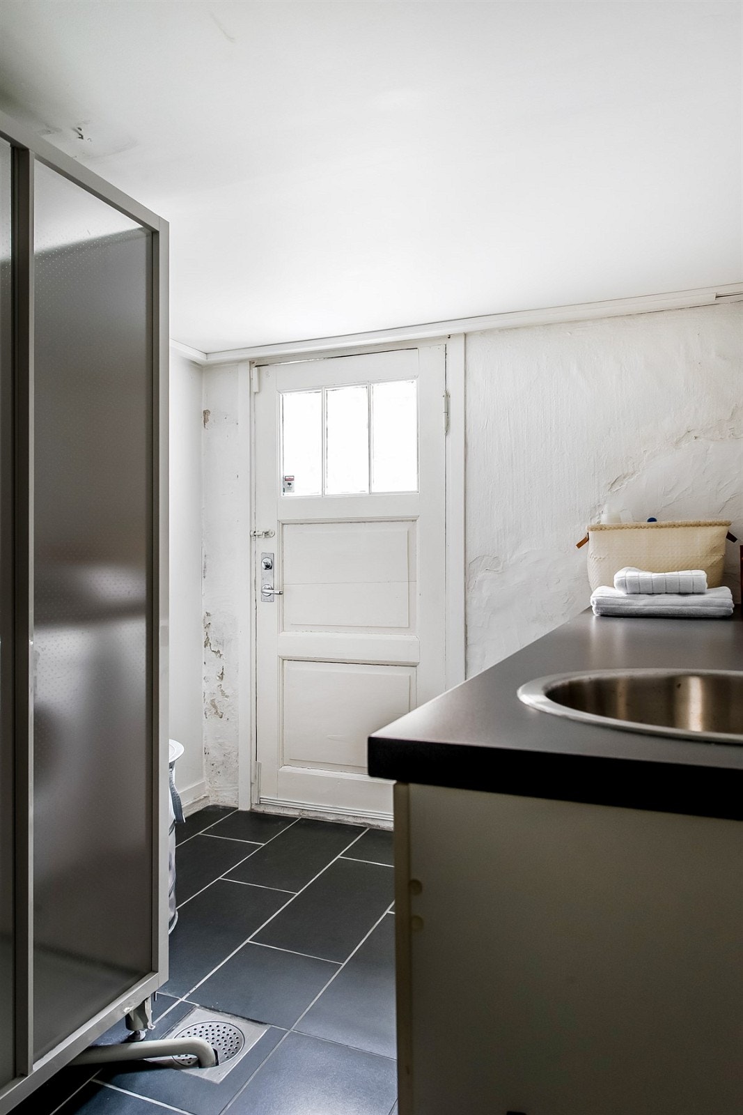 Vaskerom i underetasje/kjeller med utgang til hagen. Galleribilde