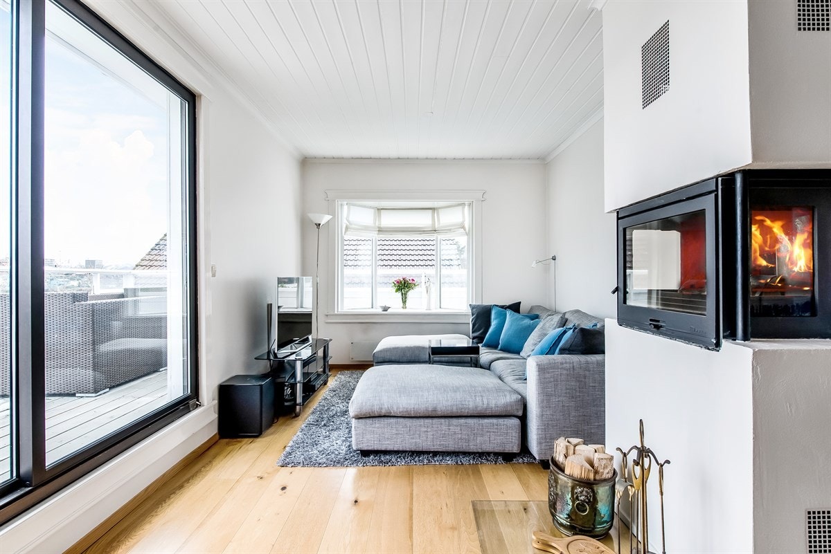 Lyse rom, utsikt og peis. Galleribilde