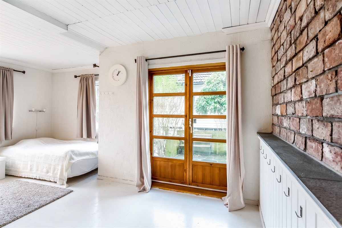 Soverom i underetasje. Utgang til hagen. Galleribilde