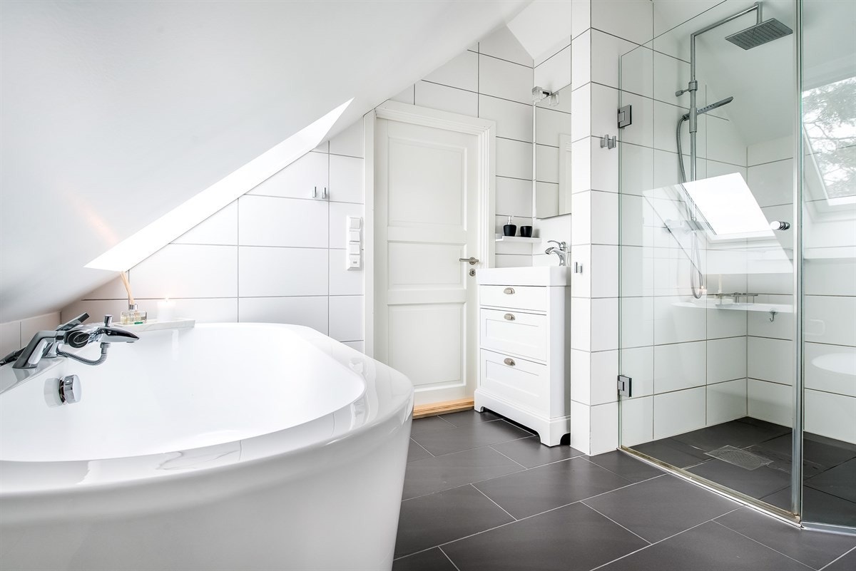 Nytt, tiltalende og godt utnyttet baderom der ingenting er overlatt tilfeldighetene. Galleribilde