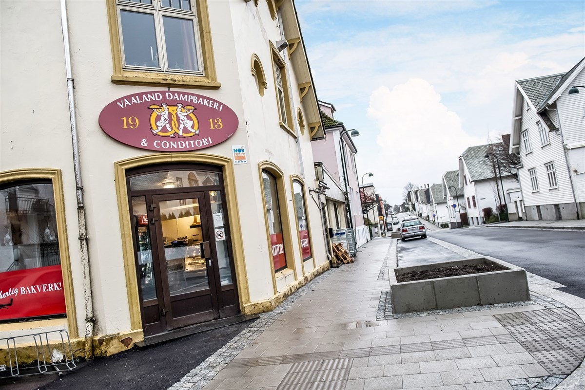 Våland Dampbakeri med godt utvalg av både brød, boller og lekre kaker. Galleribilde